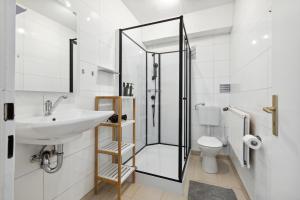 La salle de bains est pourvue d'une douche, d'un lavabo et de toilettes. dans l'établissement Große 80qm 3 Zimmer Wohnung, nahe Messe & Klinikum, 2x 55" Smart TV, Netflix, Keyless, à Essen