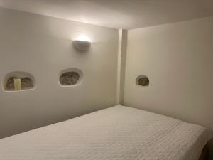 Кровать или кровати в номере Syros casa