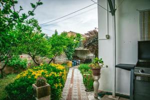 vistas al jardín desde el exterior de una casa en A 10 MINUTI DA GALLIPOLI BELLISSIMO APPARTAMENTO CON GIARDINO, en Taviano