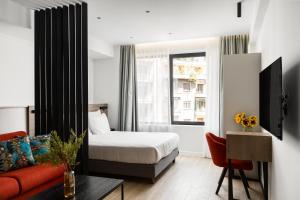 pokój hotelowy z łóżkiem i kanapą w obiekcie Hestia - Averof 7 w Atenach