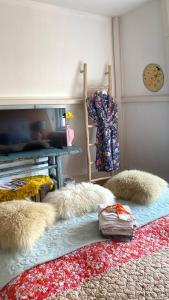 Habitación con cama con alfombra y mesa en Bubbles & Bed, en Bilthoven