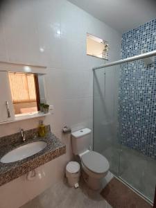 W łazience znajduje się toaleta, umywalka i prysznic. w obiekcie hospedagem recanto do sábia 4 w mieście Caparaó Velho