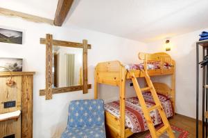Palanda nebo palandy na pokoji v ubytování Souvenir au Moulin Aymavilles