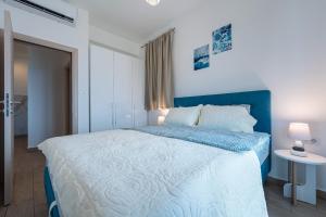 Säng eller sängar i ett rum på Niki Apartments Pržno