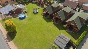 an aerial view of a yard with a house at Pokoje i Domki Nadmorskie - Bajkowa Mierzeja in Stegna