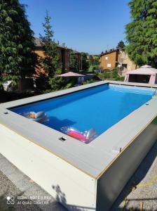 una grande piscina con tetto di Appartamento con piscina e giardino a Tolè