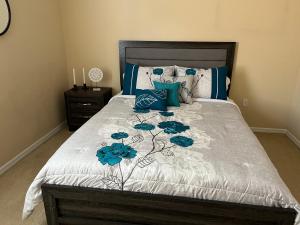 Entire home with pool and lake view and Golf course by Disney客房内的一张或多张床位