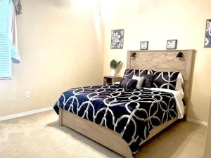 Entire home with pool and lake view and Golf course by Disney客房内的一张或多张床位