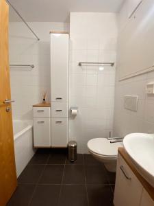 ein Badezimmer mit einem WC, einem Waschbecken und einer Badewanne in der Unterkunft Daniela 10 by SMR Rauris Apartments - inc Spa and National Summercard - near Gondola in Rauris
