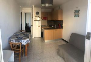 Η κουζίνα ή μικρή κουζίνα στο Situation idéale F2, 2 eme ligne,climatisé, plage