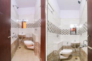 łazienka z 2 toaletami i 2 umywalkami w obiekcie OYO The Royal International Hotel w mieście Bengaluru