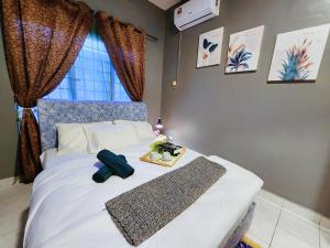 een slaapkamer met een wit bed en een raam bij Shah Alam U8 FULLY AIR-CON Suite in Shah Alam