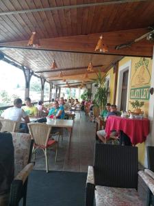 een groep mensen die aan tafel zitten in een restaurant bij Gostilna in apartmaji Zlati lev - Maribor in Maribor