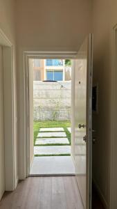 an open door with a view of a yard at Le bellevue apartment in Llogara