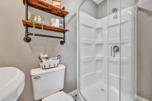 ein Bad mit einer Dusche und einem WC in der Unterkunft Charming Container Getaway Amidst Rural Serenity in Pine Grove