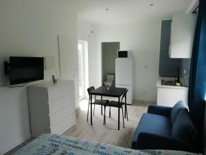 a living room with a blue couch and a table at Refúgio Aconchegante in Nadadouro