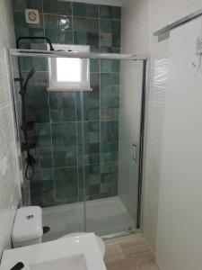 y baño con ducha, aseo y lavamanos. en Refúgio Aconchegante, en Nadadouro