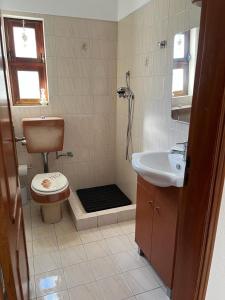 een badkamer met toilet en wastafel bij Vivenda Marias in Lagoa +25 foto's