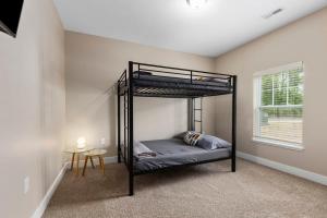 ein Schlafzimmer mit einem Etagenbett und einem Tisch in der Unterkunft Modern 2BR 2BA New Build Condo with Garage & Patio in Wyoming