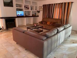 een woonkamer met een bank en een open haard bij Vivenda Marias in Lagoa