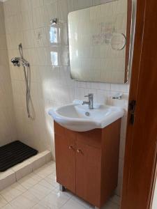 een badkamer met een wastafel en een douche bij Vivenda Marias in Lagoa