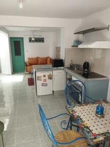een keuken en een woonkamer met een tafel en stoelen bij Andalusisches Altstadt-Haus Estepona in Estepona