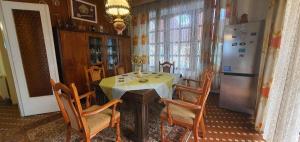 comedor con mesa, sillas y nevera en Apartments in Balatonbereny 40425, en Balatonberény