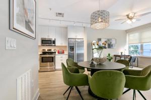 uma cozinha e sala de jantar com mesa e cadeiras verdes em Chic Elegance in the Heart of NOLA 4-Bedroom Oasis Awaits em Nova Orleans