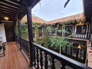 einen Balkon eines Hauses mit Pflanzen darauf in der Unterkunft Hosteria Real de Zamora in Zamora