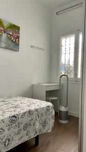 a bedroom with a bed and a desk and a window at Sants Estación acogedor apartamento en Exiample in Barcelona