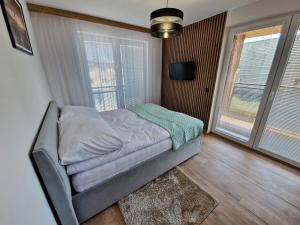 Tempat tidur dalam kamar di Zatoka Wypoczynku Apartamenty