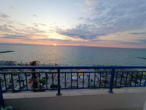 卡利塞亞－豪客迪克斯的住宿－STUDIO THEANO ON THE BEACH，阳台享有日落海景