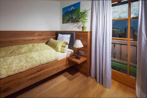 ビショフスヴィーゼンにあるSonnenscheinのベッドルーム1室(ベッド1台、大きな窓付)