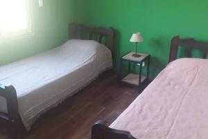 - 2 lits dans une chambre dotée d'un mur vert dans l'établissement Cruz de Caña "La Casa del Río", à Cruz de Caña