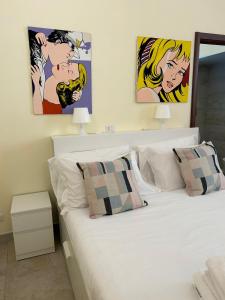 מיטה או מיטות בחדר ב-Independent Rooms Apartment - ST TERMINI