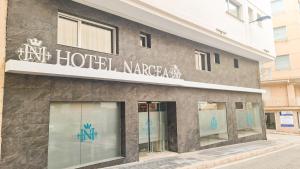 un hôtel margarita se trouve sur le côté d'un bâtiment dans l'établissement HOTEL NARCEA, à Santa Pola