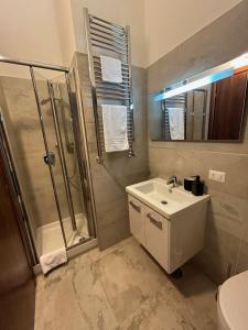 A bathroom at Independent Rooms Apartment - ST TERMINI
