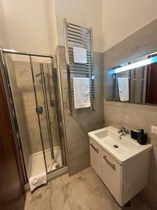 חדר רחצה ב-Independent Rooms Apartment - ST TERMINI