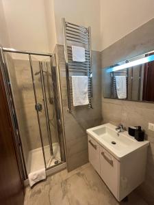 uma casa de banho com um chuveiro, um lavatório e um WC. em Independent Rooms Apartment - ST TERMINI em Roma