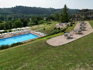 an overhead view of a swimming pool with tables and chairs at Antico Borgo Carceri & Wellness in Bevagna