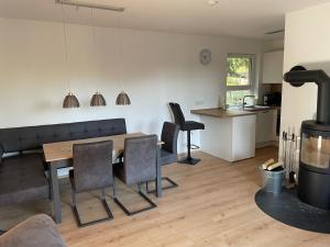Una cocina y un comedor con mesa y sillas. en Haus Eva, en Groß Gusborn