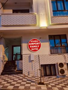 ein Schild an der Seite eines Gebäudes mit einem Haus in der Unterkunft istanbul airport family suites hotel in Arnavutköy