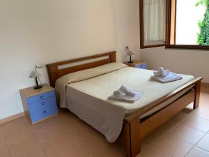 um quarto com uma cama com duas toalhas em Casa Vacanze Stella Marina em Monte Nai