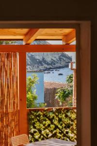 Habitación con ventana y vistas al océano. en Villa Celeste, en Cagliari