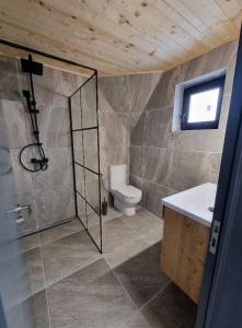 Koupelna v ubytování A Frame Chalet By Superski + 15 fotografií