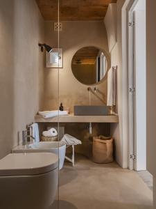 Masseria Monè في مونوبولي: حمام مع حوض ومرآة