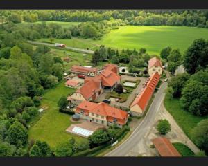 巴德貝爾卡的住宿－Hotel Henriettenhof Weimarer Land, Weimar-Bad Berka，享有红色屋顶的大房子的空中景色