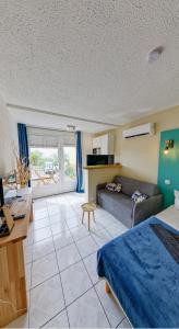 una camera d'albergo con letto e divano di Lilibellule - Apt 107 situé dans une résidence touristique a Les Trois-Îlets