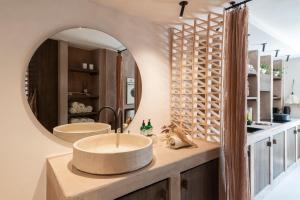 a bathroom with two sinks and a large mirror at Loft Living Parkview Suite in Nieuwpoort