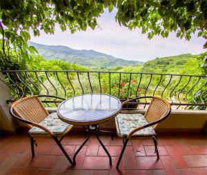 BranikSOBE Andrejina的阳台上有一张桌子和两把椅子,可以欣赏美景